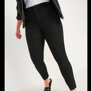 Old Navy Mid-rise Pixie Ankle Pant in Black